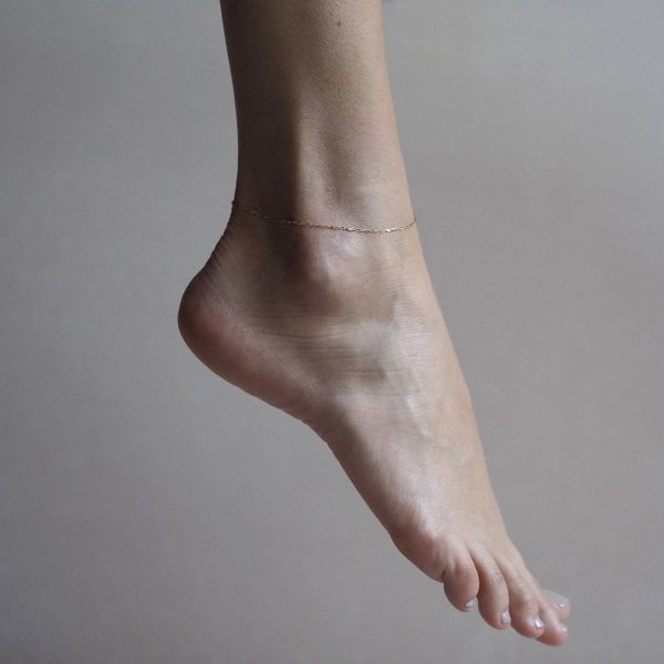 Eliza_Weiss_linked_permanent_Fusskettchen_14kt_gold_01 permanente Fußkette | 'ELIZA WEISS linked' – Bild 2