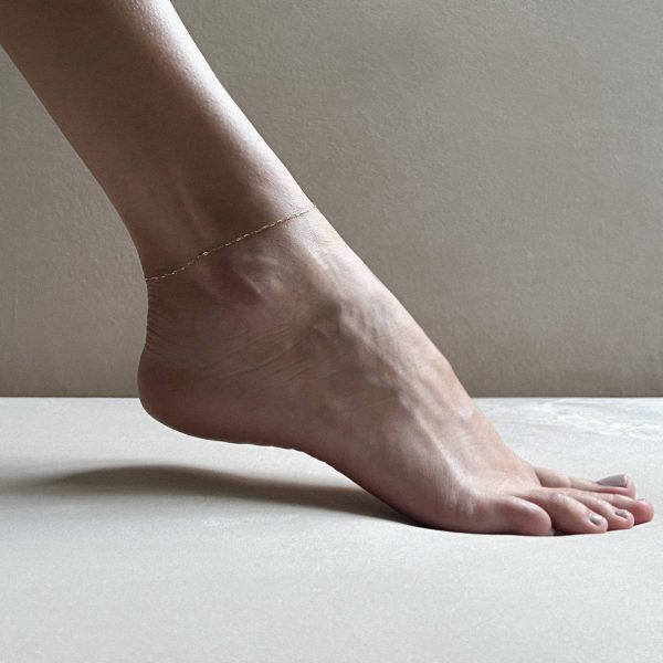 Eliza_Weiss_linked_permanent_Fusskettchen_14kt_gold_02 permanente Fußkette | 'ELIZA WEISS linked' – Bild 5