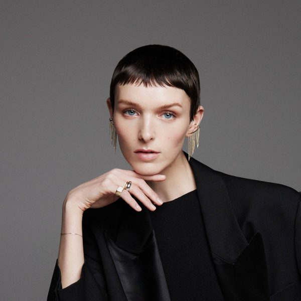 elizaweiss_mono_ohrring_14kt_gold_fringes_03 'feather' | Ohrring | 14kt Gold – Bild 8